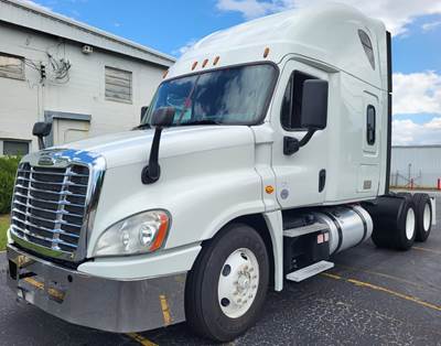 Freightliner Cascadia 125 Sleeper Semi Truck - 70" Condo Sleeper, 475HP, 12 Speed Automatic