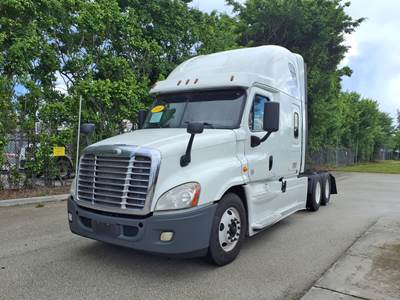Freightliner Cascadia 125 Sleeper Semi Truck - 72" Condo Sleeper, 455HP, 10 Speed Manual