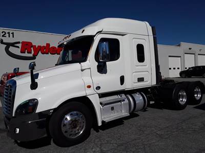 Freightliner Cascadia 125 Sleeper Semi Truck - 72" Mid Roof Sleeper, 475HP, 12 Speed Automatic