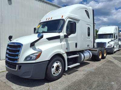 Freightliner Cascadia 126 Sleeper Semi Truck - 72" Condo Sleeper, 455HP, 12 Speed Automatic
