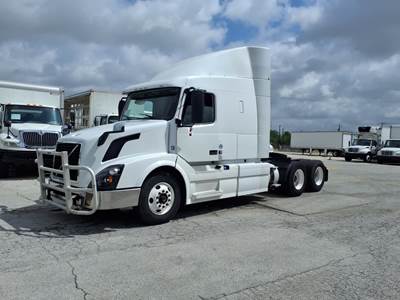 Volvo VNL64T Sleeper Semi Truck - 48" Condo Sleeper, 425HP, 12 Speed Automatic