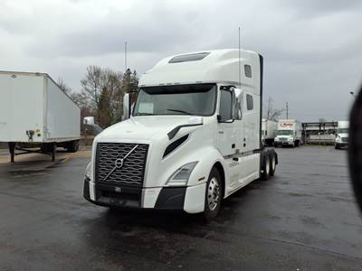 Volvo VNL64T300 Sleeper Semi Truck - 48" Condo Sleeper, 500HP, 12 Speed Automatic