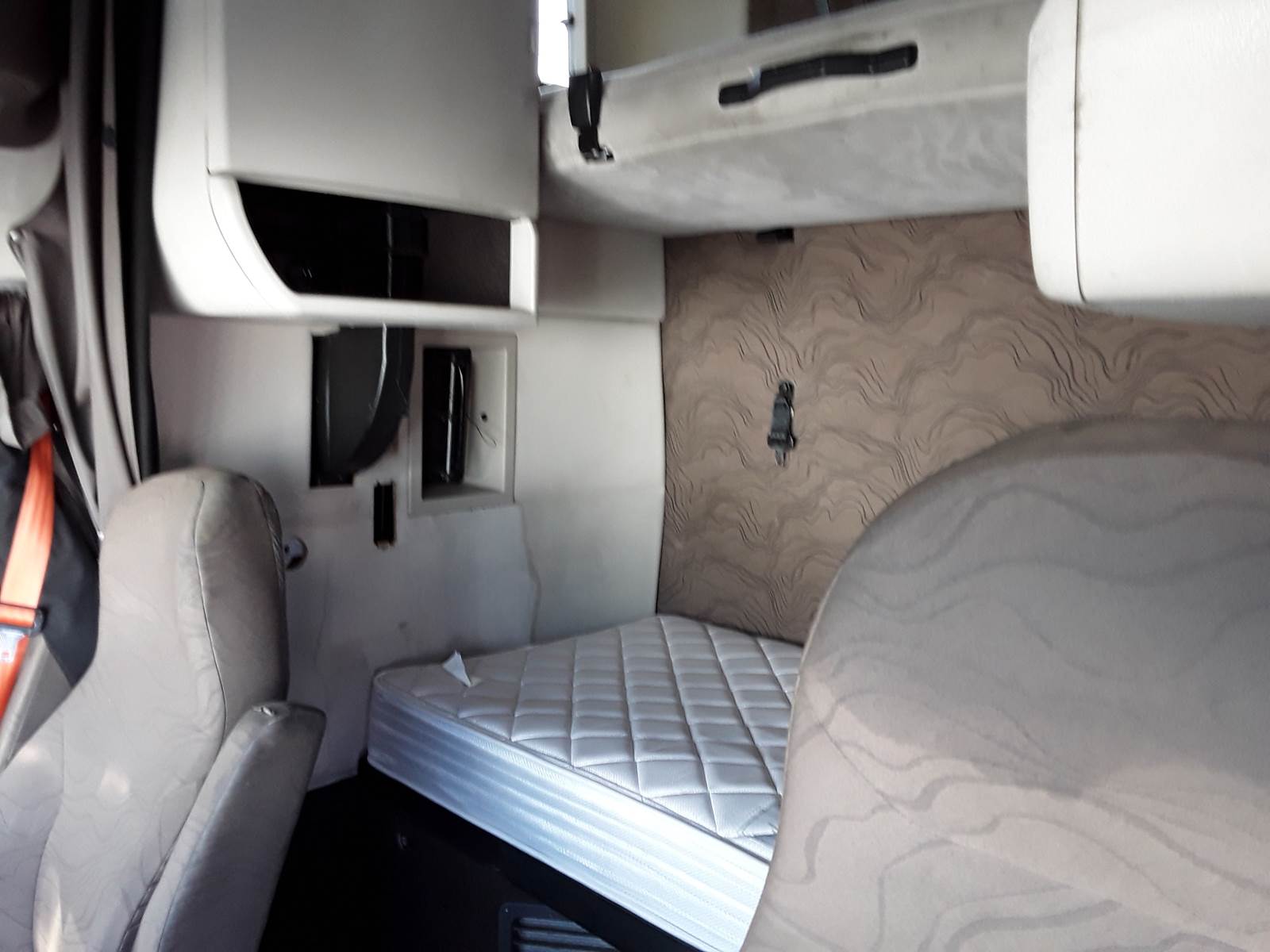 2016 Volvo VNL64T670 Sleeper Semi Truck 72" Condo Sleeper, 455HP, 12