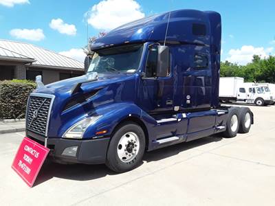 Volvo VNL64T670 Sleeper Semi Truck - 72" Condo Sleeper, 435HP, 12 Speed Automatic
