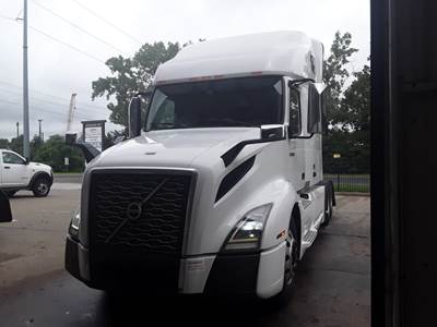 Volvo VNL64T760 Sleeper Semi Truck - 70" Condo Sleeper, 425HP, 12 Speed Automatic