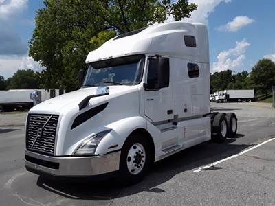 Volvo VNL64T760 Sleeper Semi Truck - 72" Condo Sleeper, 450HP, 10 Speed Automatic