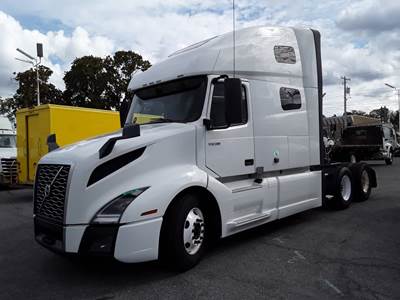 Volvo VNL64T760 Sleeper Semi Truck - 72" Condo Sleeper, 425HP, 12 Speed Automatic