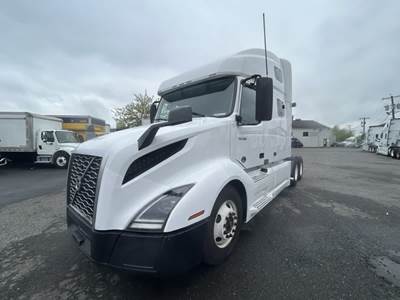 Volvo VNL64T760 Sleeper Semi Truck - 72" Condo Sleeper, 450HP, 10 Speed Automatic