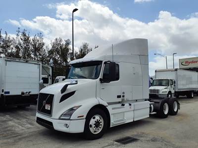 Volvo VNR64T-640 Sleeper Semi Truck - 60" Condo Sleeper, 425HP, 12 Speed Automatic