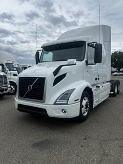 Volvo VNR64T-640 Sleeper Semi Truck - 48" Condo Sleeper, 425HP, 12 Speed Automatic