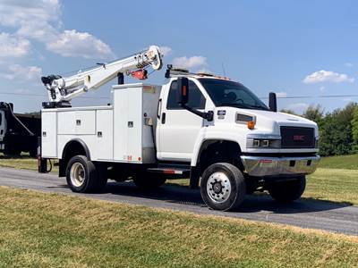 2005 GMC C5500 4WD Service Truck with Stellar 6620 Hydraulic Crane