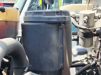 Chevrolet C7500 Right Air Cleaner / Air Filter Housing