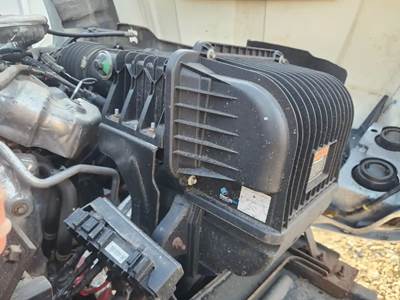 Chevrolet Silverado 6500HD Right Air Cleaner / Air Filter Housing