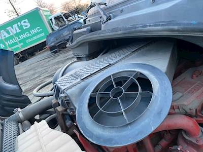 Freightliner Cascadia 113 Air Cleaner / Air Filter Housing