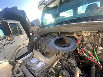 Freightliner Cascadia 113 Air Cleaner / Air Filter Housing