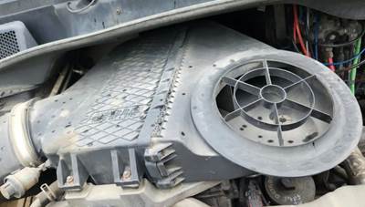 Freightliner Cascadia 113 Air Cleaner / Air Filter Housing