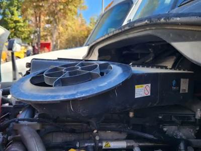 Freightliner Cascadia 113 Air Cleaner / Air Filter Housing