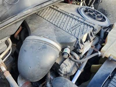 Freightliner Cascadia 113 Air Cleaner / Air Filter Housing