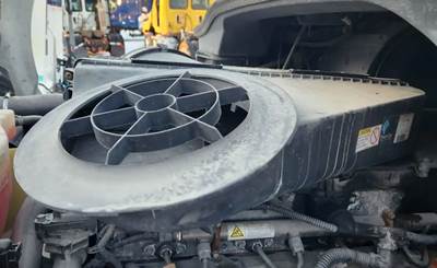 Freightliner Cascadia 113 Air Cleaner / Air Filter Housing