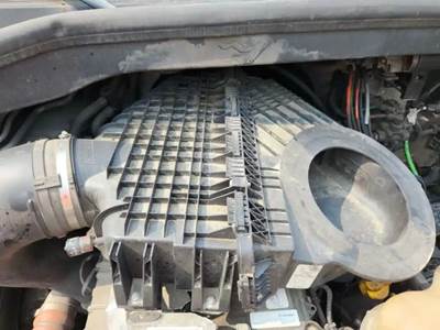 Freightliner Cascadia 116 Air Cleaner / Air Filter Housing