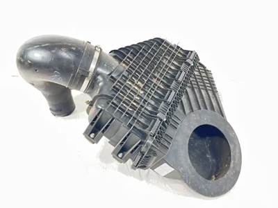 Freightliner Cascadia 116 Air Cleaner / Air Filter Housing