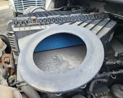 Freightliner Cascadia 116 Air Cleaner / Air Filter Housing for a 2020 Freightliner Cascadia 116 Day Cab