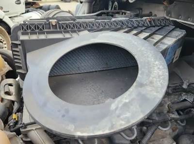 Freightliner Cascadia 116 Air Cleaner / Air Filter Housing for a 2020 Freightliner Cascadia 116 Day Cab