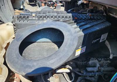 Freightliner Cascadia 116 Air Cleaner / Air Filter Housing for a 2019 Freightliner Cascadia 116 Day Cab