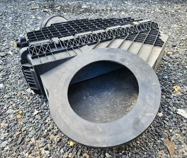 Freightliner Cascadia 116 Air Cleaner / Air Filter Housing for a 2019 Freightliner Cascadia 116 Day Cab