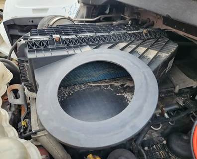 Freightliner Cascadia 116 Air Cleaner / Air Filter Housing for a 2019 Freightliner Cascadia 116 Day Cab