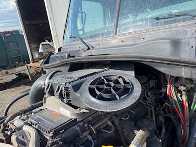 Freightliner Cascadia 125 Air Cleaner / Air Filter Housing