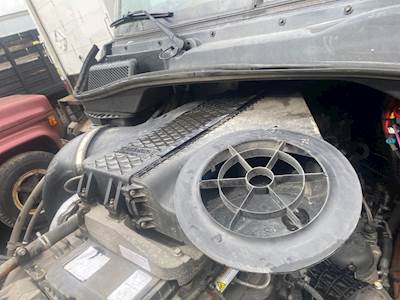 Freightliner Cascadia 125 Air Cleaner / Air Filter Housing