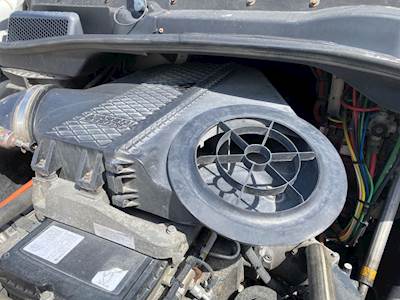 Freightliner Cascadia 125 Air Cleaner / Air Filter Housing