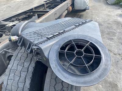 Freightliner Cascadia 125 Air Cleaner / Air Filter Housing
