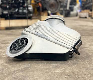 Freightliner Cascadia 125 Air Cleaner / Air Filter Housing