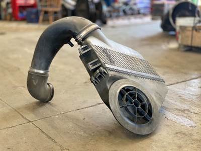 Freightliner Cascadia 125 Air Cleaner / Air Filter Housing