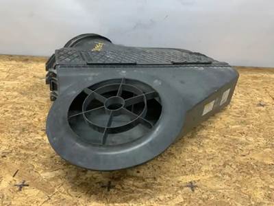 Freightliner Cascadia 125 Air Cleaner / Air Filter Housing