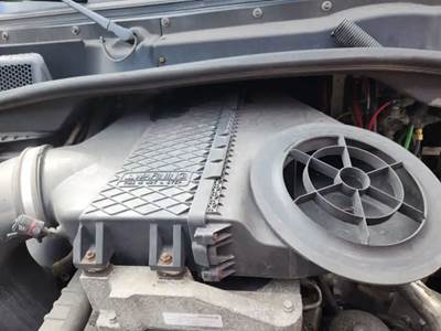 Freightliner Cascadia 125 Air Cleaner / Air Filter Housing
