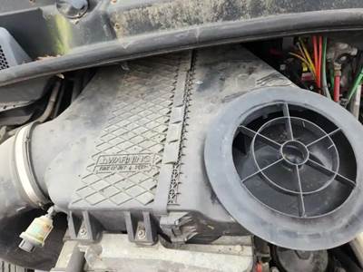 Freightliner Cascadia 125 Air Cleaner / Air Filter Housing