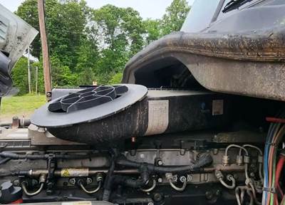 Freightliner Cascadia 125 Air Cleaner / Air Filter Housing