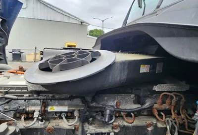 Freightliner Cascadia 125 Air Cleaner / Air Filter Housing