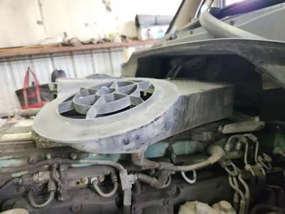 Freightliner Cascadia 125 Air Cleaner / Air Filter Housing