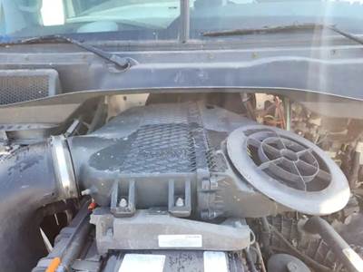 Freightliner Cascadia 125 Air Cleaner / Air Filter Housing
