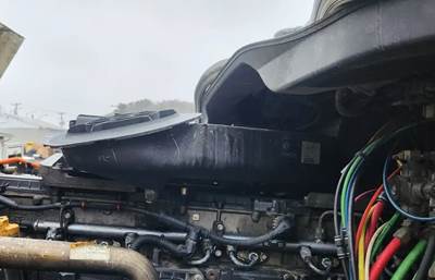 Freightliner Cascadia 125 Air Cleaner / Air Filter Housing