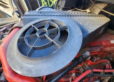 Freightliner Cascadia 125 Air Cleaner / Air Filter Housing
