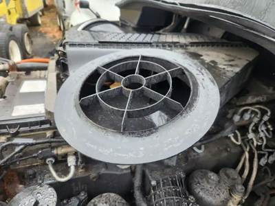 Freightliner Cascadia 125 Air Cleaner / Air Filter Housing