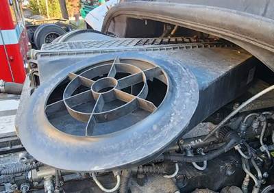 Freightliner Cascadia 125 Air Cleaner / Air Filter Housing