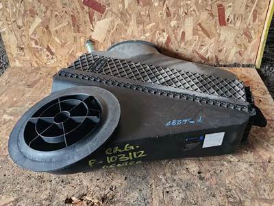 Freightliner Cascadia 125 Air Cleaner / Air Filter Housing