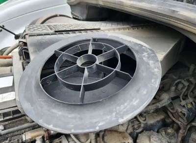 Freightliner Cascadia 125 Air Cleaner / Air Filter Housing