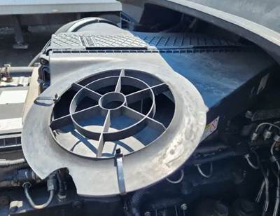 Freightliner Cascadia 125 Air Cleaner / Air Filter Housing